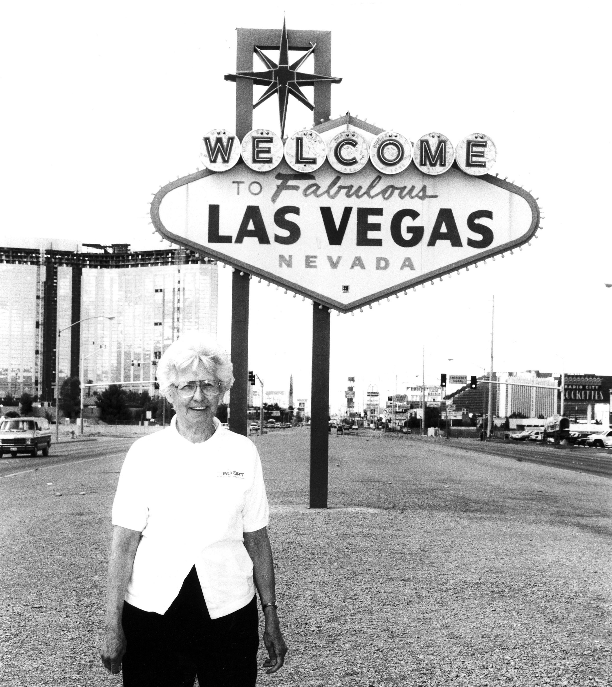 Betty Jane Whitehead (20. maj 1923 - 19. april 2015). Hun designede Las vegas skiltet for Western Neon - Pressefoto fra 1998,