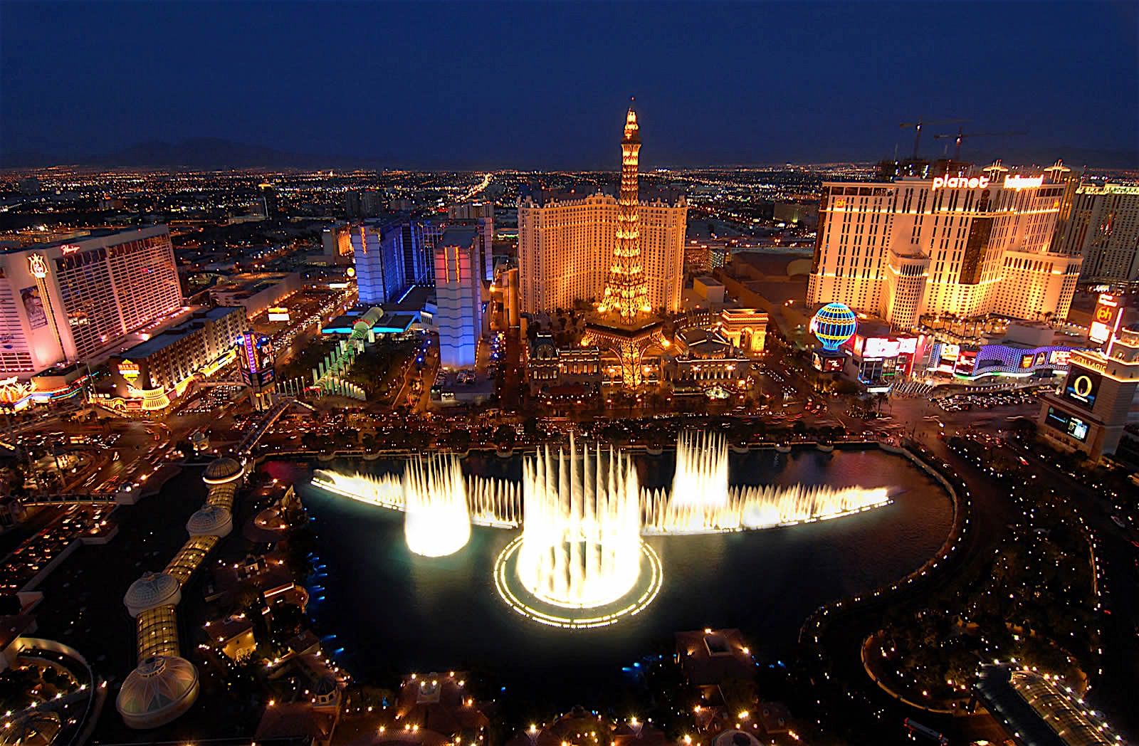 Ud til Las Vegas Strip ligger det store Bellagio springvand. Overfor ligger Hotel Paris Las Vegas.