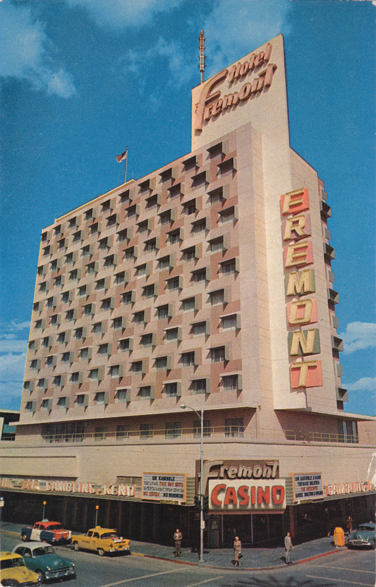 Fremont Hotel and Casino. 1954. På bagsiden af postkortet står der: FREMONT HOTEL AND CASINO DOWNTOWN LAS VEGAS, NEVADA. Nevada’s tallest and finest hotel which has 160 beautiful outside rooms, the finest restaurant open ’round the clock, featuring American and Chinese food; the famous Carnival Room presenting the best in entertainment, and Nevada’s largest casino. Inside Parking.