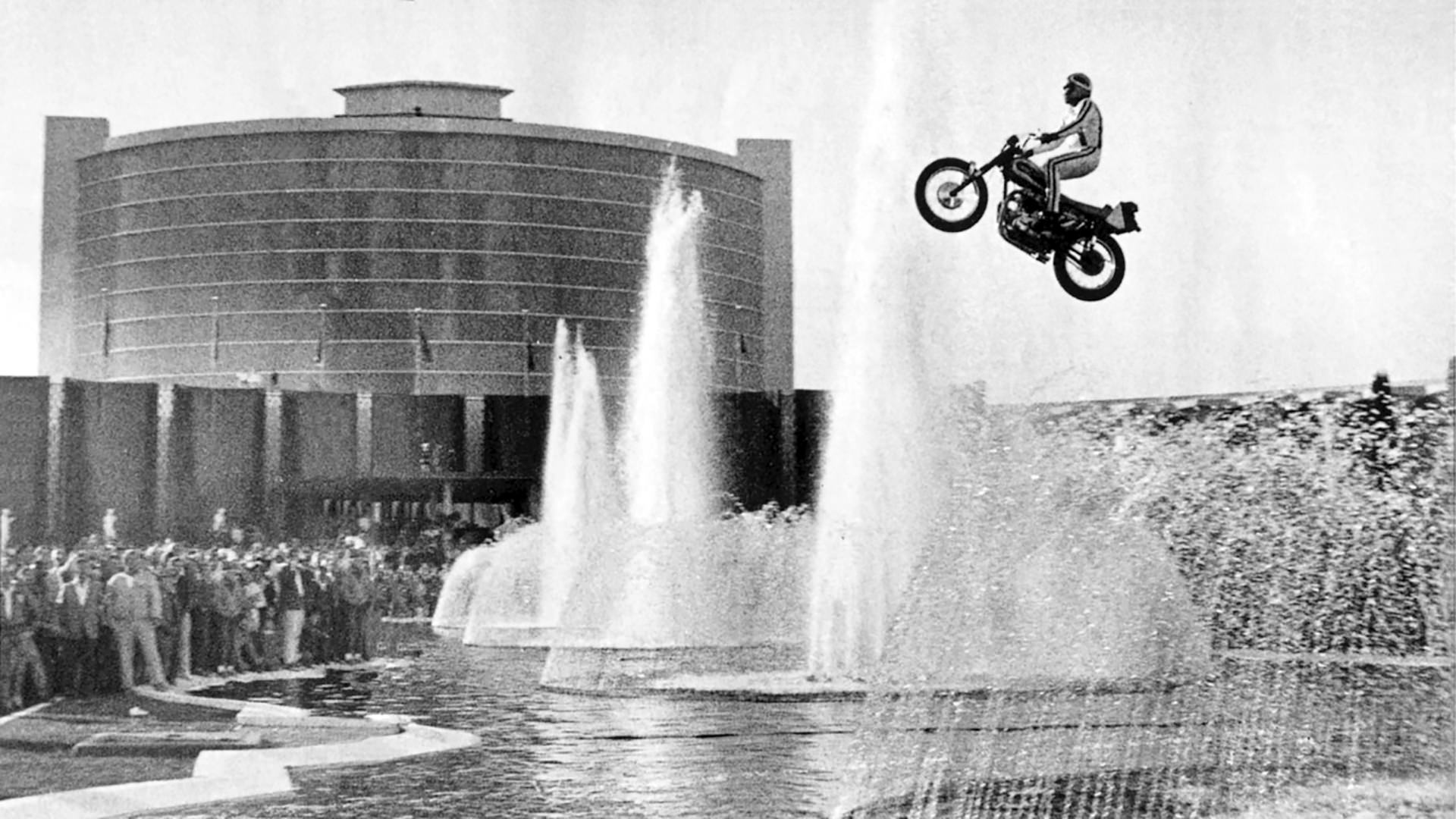 Evel Knievel motorcykelspring over springvandet - Pressefoto