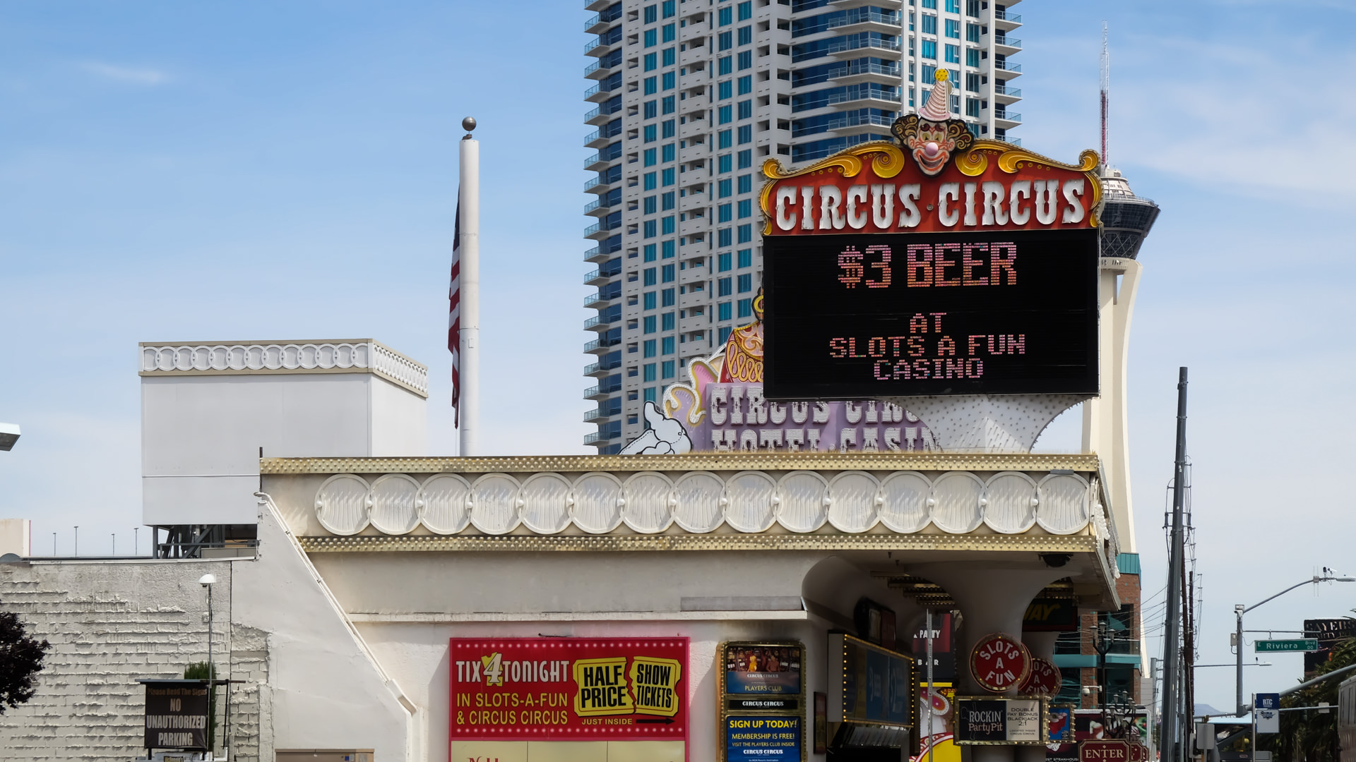 Slots a Fun, ved siden af indgangen til Circus Circus - Foto: André Stæhr